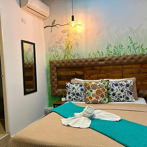 La 10 Hostal