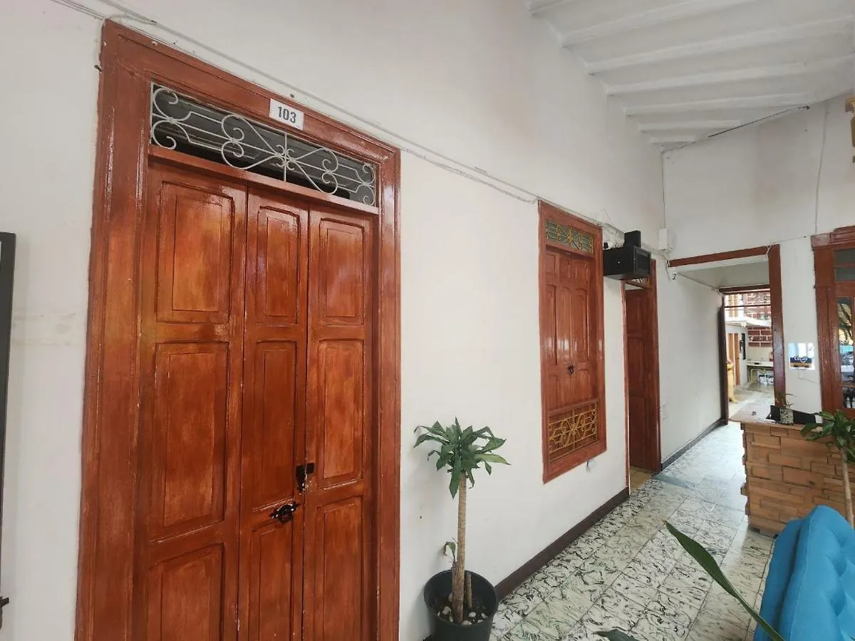 Hostal Casa Linda Medellin, Centro ゲストハウス メデジン